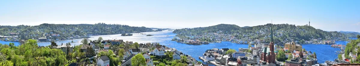 Panoramablick auf die Bucht und die Küste von Arendal in Norwegen.