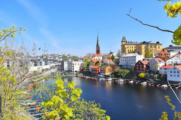 Hafenbecken Arendal Idyllisches Hafenbecken mit umgebenen bunten Häusern und Kirchturm.
