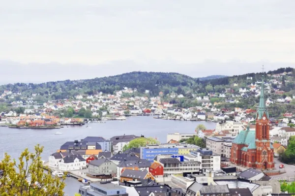 Aussicht auf Arendal Aussicht auf Arendal, rechts die Dreifaltigkeitskirche und im Hintergrund die am Hang liegenden Häuser.