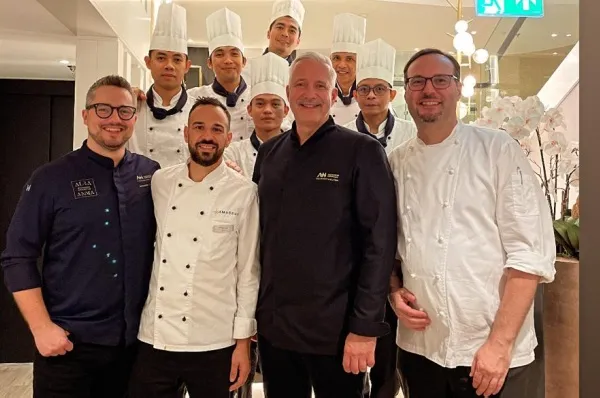 Alexander Herrmann und sein Team Alexander Herrmann und sein Team aus 10 Leuten stehen auf einer Treppe an Bord.