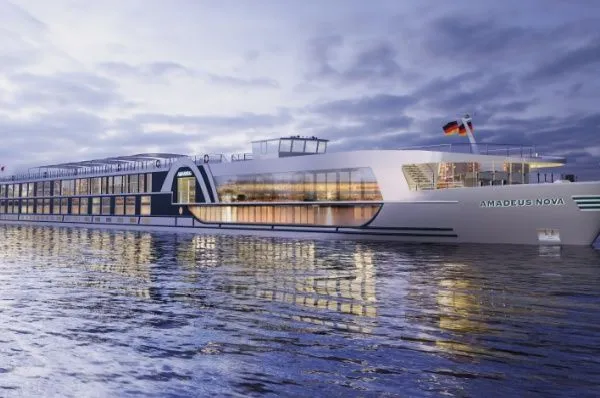 Die AMADEUS Nova Das Schiff AMADEUS Nova auf dem Wasser.