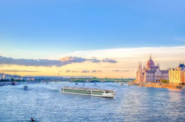 Fluss & Genuss auf AMADEUS Riva Die AMADUS Riva auf der Donau vor dem Parlament in Budapest an einem sonnigen Tag.