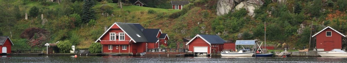 Rote Holzhäuser am Wasser in Egersund.