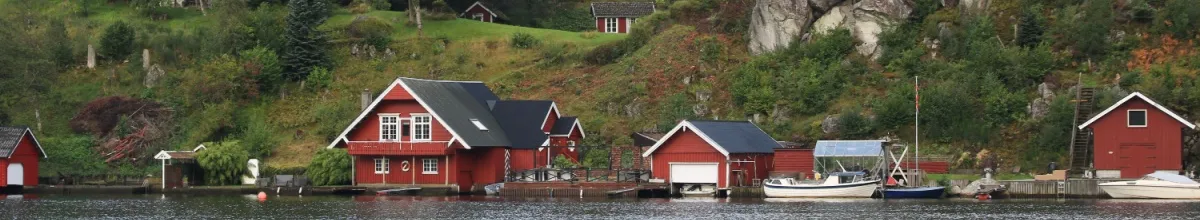 Rote Holzhäuser am Wasser in Egersund.