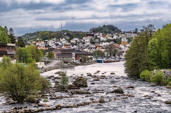 Egersund Blick auf den felsigen Fluss vor Egersund mit der Stadt im Hintergrund.