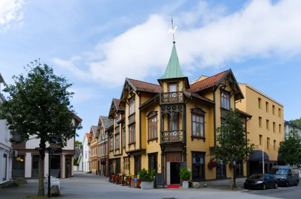 Historisches Holzhaus Historisches gelbes Holzhaus in der Innenstadt von Egersund.