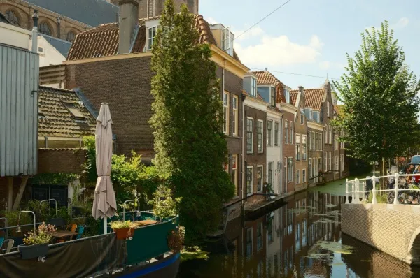 Kanal Gouda Kanal, der durch das Stadtzentrum von Gouda fließt.
