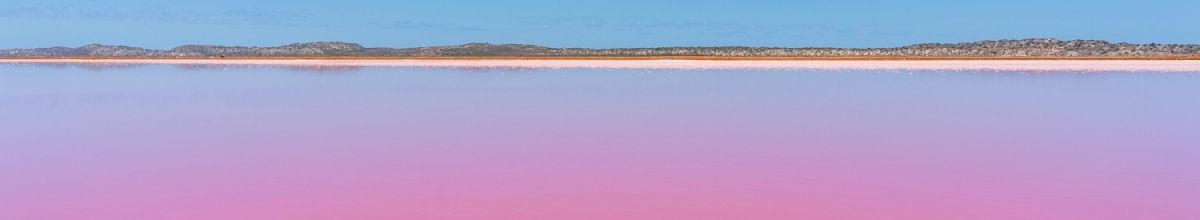 Panoramablick auf den pinken See (Hutt Lagoon) bei Tag.