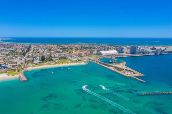 Blick auf den Hafen und die Stadt Geraldton, die von türkisfarbenem Wasser umgeben ist.