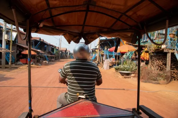 Koh Chen Tuk-Tuk Perspektive aus einem Tuk-Tuk auf das Dorf Koh Chen.