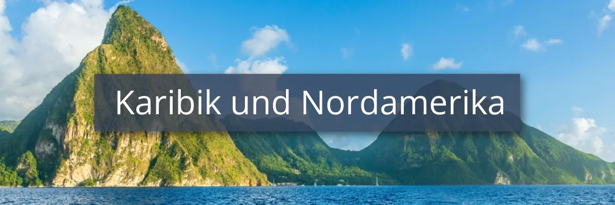 Eine Insel mit hohen, bewachsenen Bergen in der Karibik.