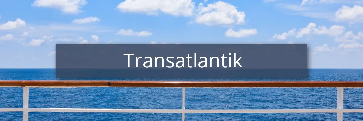 Die Reling eines Kreuzfahrtschiffes. Im Hintergrund liegt der Atlantik.