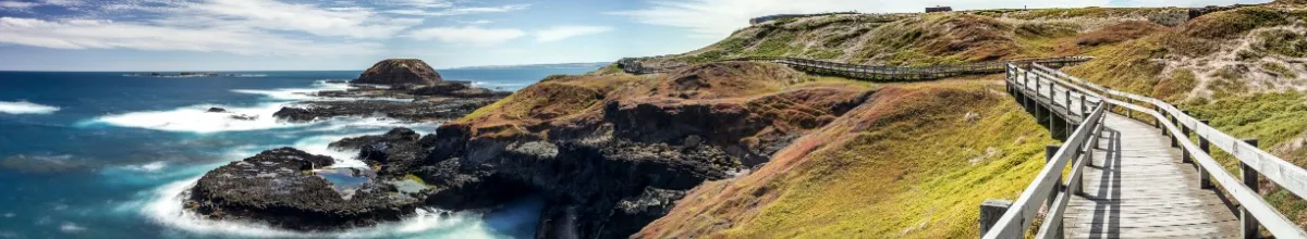 Hölzerner Steg führt entlang der Küste von Phillips Island.