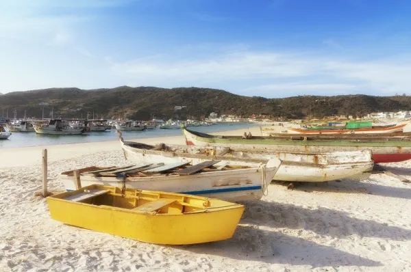 Alte Holzboote auf dem Sand am Strand von Cabo Frio.