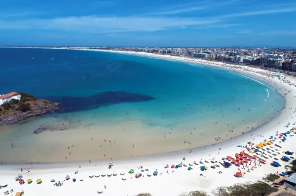 Weißer Sandstrand am kristallklaren Meer in Cabo Frio.