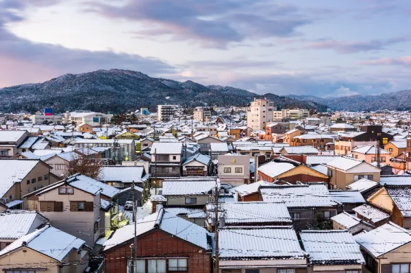 Das Zentrum von Wajima im Winter mit vielen schneebedeckten, typisch japanischen Häusern.