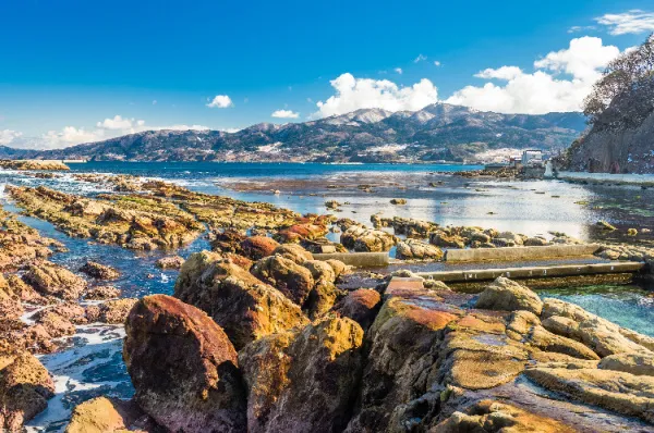 Der zerklüftete Küstenlandschaft bei Wajime am Tag, mit unzähligen Tidepools inmitten des steinigen Küstenabschnitts.