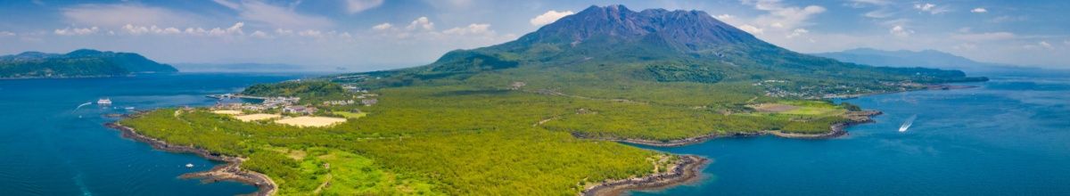 Panoramablick auf die grüne Insel Yakushima und das Meer.