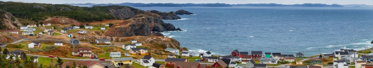 Kleine bunte Holzhäuser stehen an der Küste von Twillingate.
