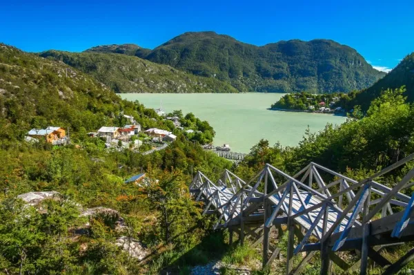 Hölzerne, steile Treppen führen zum Fischerdorf Caleta Tortel, inmitten der chilenischen Fjordlandschaft.