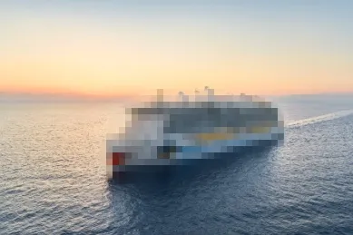 Verpixeltes AIDA Schiff auf See im Sonnenuntergang