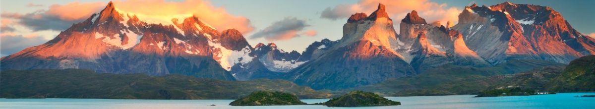 Die Bergkette im Torres del Paine Nationalpark wird von der untergehenden Sonne angestrahlt.