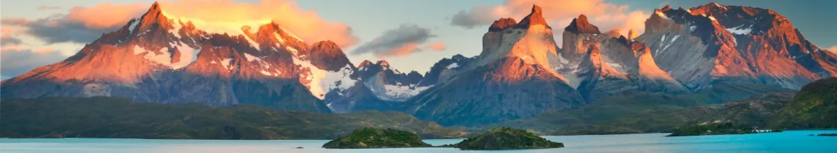 Die Bergkette im Torres del Paine Nationalpark wird von der untergehenden Sonne angestrahlt.