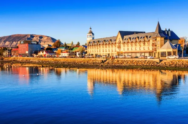 Sonnenbeschienene Gebäude an der Küstenstraße in Puerto Natales, Chile.