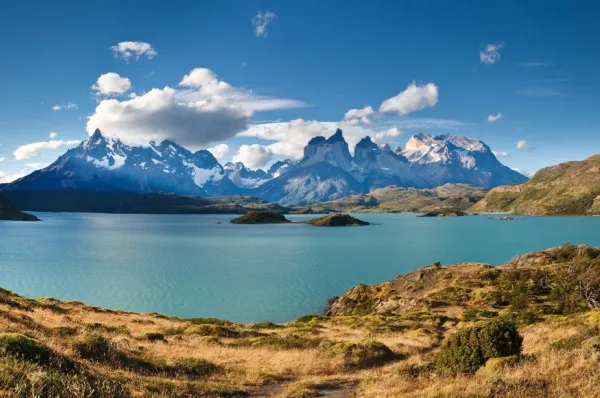 Panoramablick auf See und Bergkette im Torres del Paine Nationalpark.