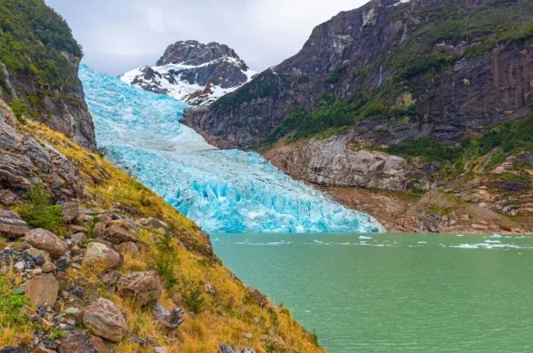 Frontalblick auf den Serrano-Gletscher, eingebettet in felsige Tundralandschaft.