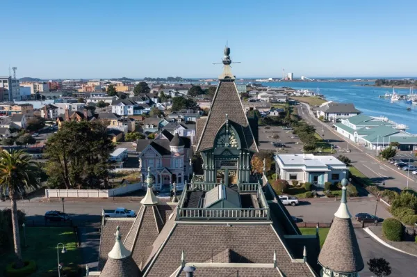 Eureka Blick auf die Stadt Eureka im Sonnenlicht, rechts sieht man den Hafen.