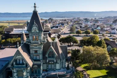 Viktorianisches Haus im Vordergrund, im Hintergrund weitere Häuser der Stadt Eureka.