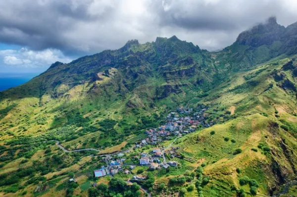 Ribeira Brava Der Hauptort Ribeira Brava auf einem grünen Hügel auf São Nicolau gelegen.