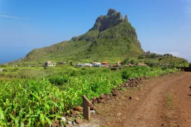 Der grüne Berg Monte Gordo auf der Kapverdischen Insel São Nicolau.