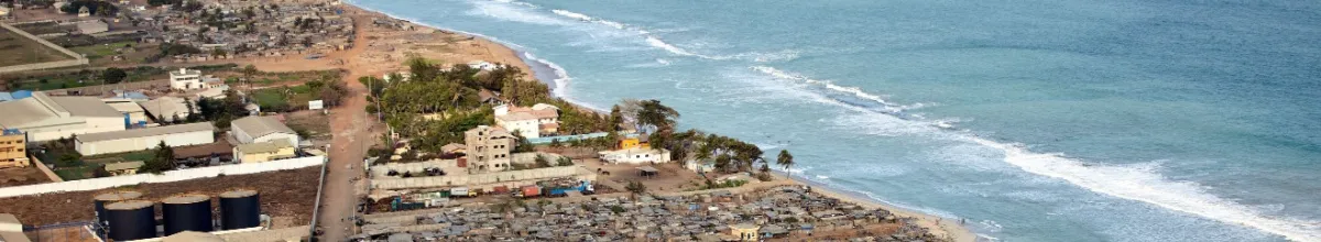Blick auf Lomé am Meer.