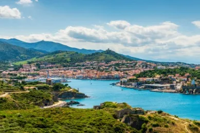 Panoramablick auf den Hafen und die Bucht von Port-Vendres bei Tag.