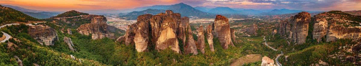 Die Sandsteinformationen von Meteora bei Sonnenuntergang.