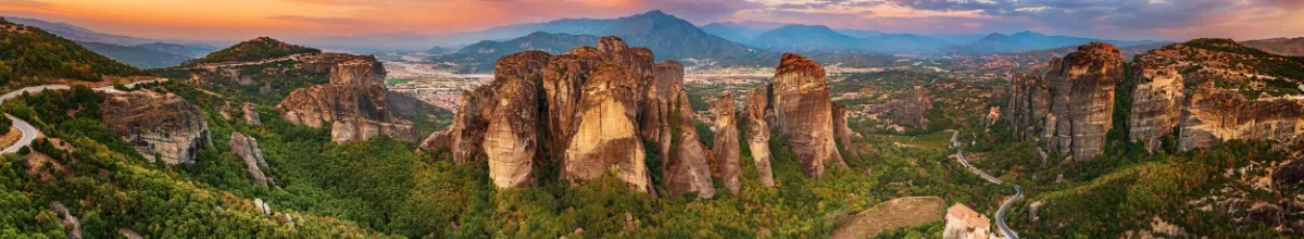 Die Sandsteinformationen von Meteora bei Sonnenuntergang.