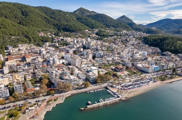 Luftbild vom Hafen und der Stadt Igoumenitsa, im Hintergrund grüne Berge.