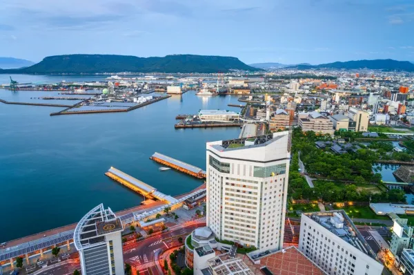 Blick auf die Stadt Takamatsu und den Hafen.