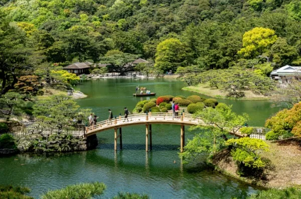 Eine Brücke führt über einen See im berühmten Ritsurin-Garten in Takamatsu.