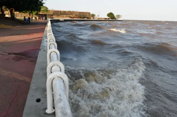 Der breite Fluss Amazonas und ein Küstenweg für Spaziergänge am Ufer.