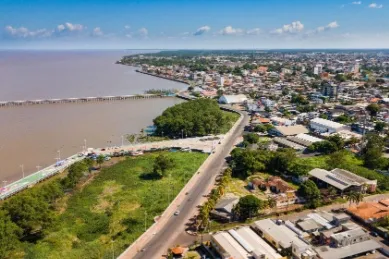 Macapá an der Küste aus der Luft fotografiert.