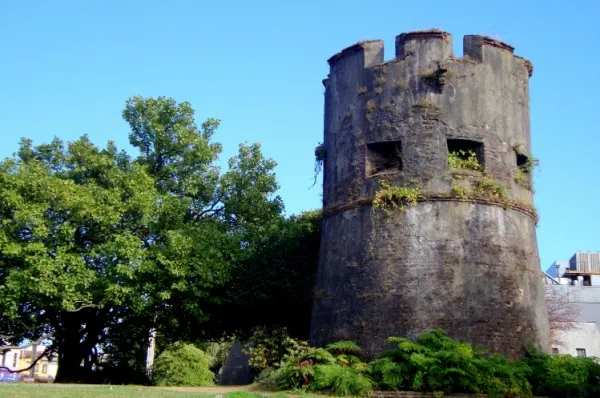 Alter historischer Festungsturm in Valdivia.