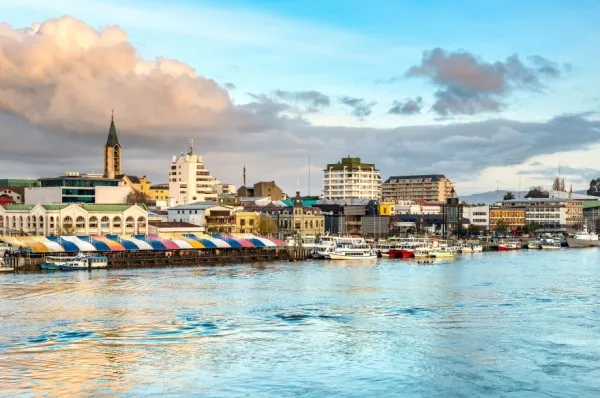 Die Stadt Valdivia am Ufer des Flusses Calle-Calle.
