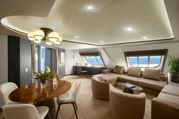 Geräumige Ocean Residence Suite im modernen Design und Wohnbereich.