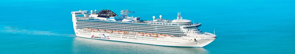 Die Carnival Adventure auf türkisblauen Meer.