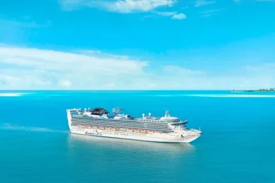 Carnival Adventure Die Carnival Adventure schippert über das türkisblaue offene Meer.