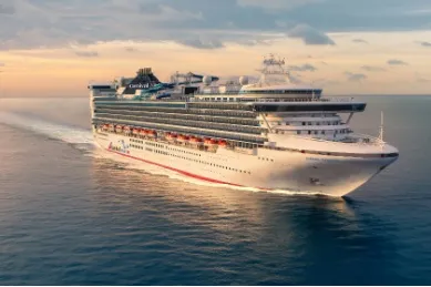 Die Carnival Encounter schippert über das Meer.