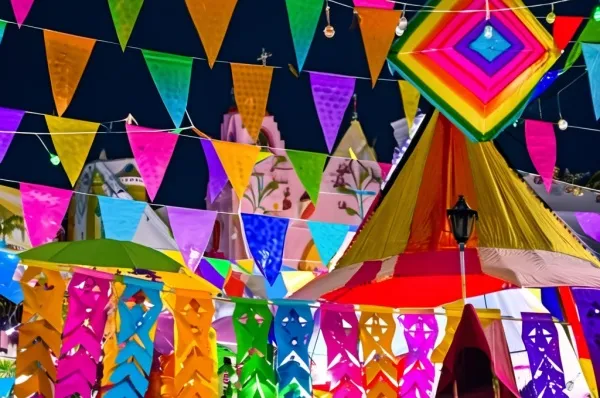 Bunt geschmücktes Parintins während des Boi-Bumbá-Festivals.